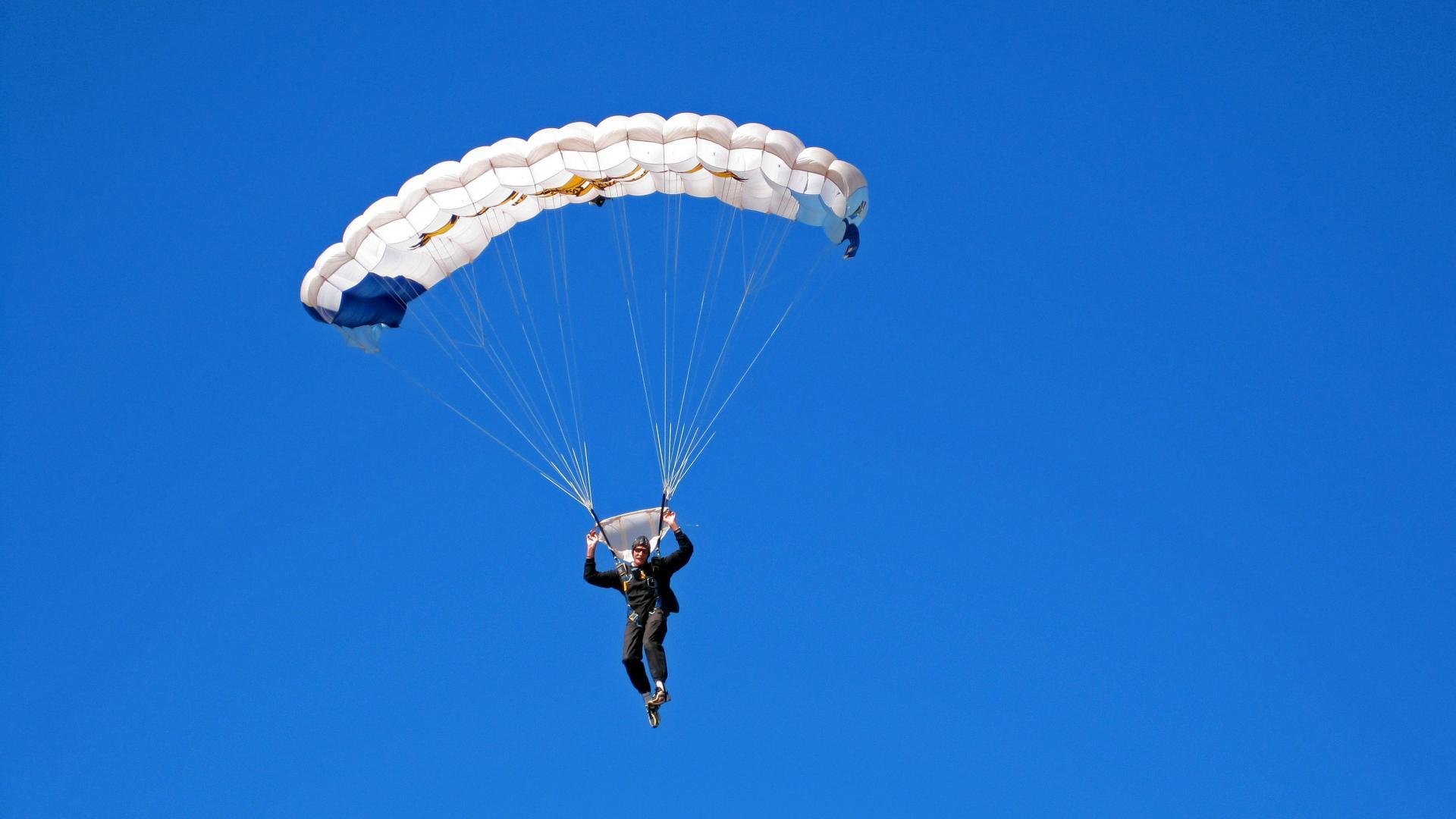 库里狂飙12记三分球 勇士大胜湖人迎赛季开门红