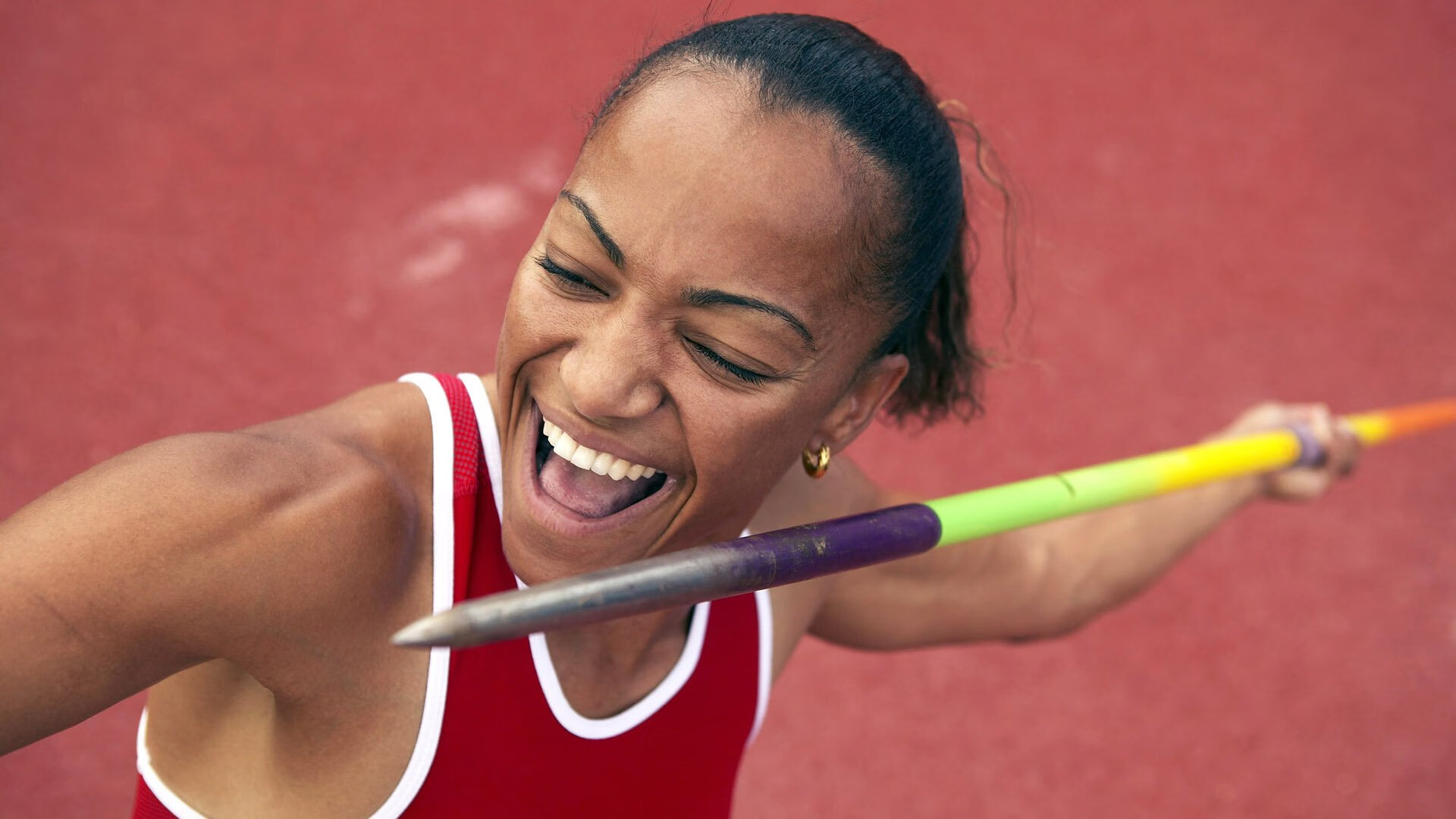 短跑新星闪耀全国锦标赛，破纪录表现引燃赛场